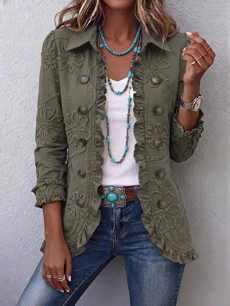 Chaqueta Coral con Bordado Floral y Acabados Fruncidos