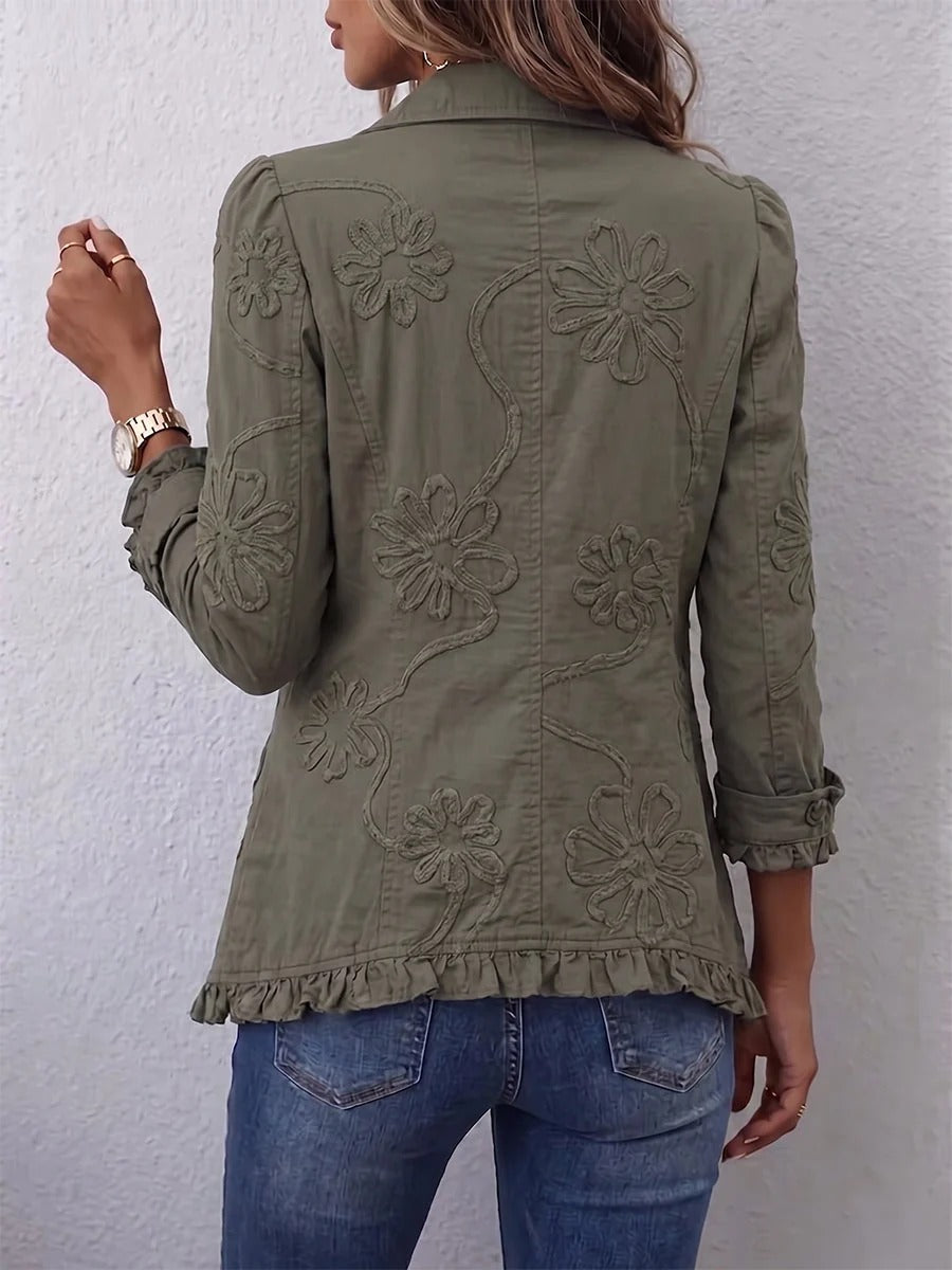 Chaqueta Coral con Bordado Floral y Acabados Fruncidos