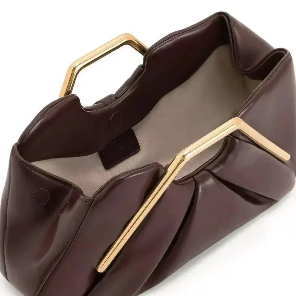 Ale | Bolso Clutch Plisado con Asa Dorada